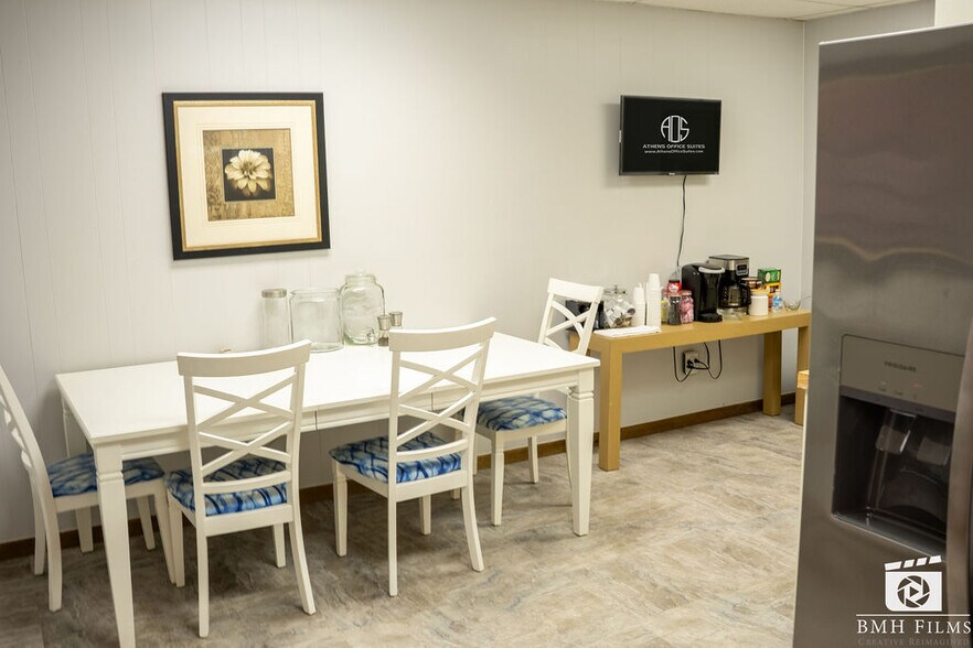 More Photos Of 707-709 N Palestine St, Athens Medical For Lease