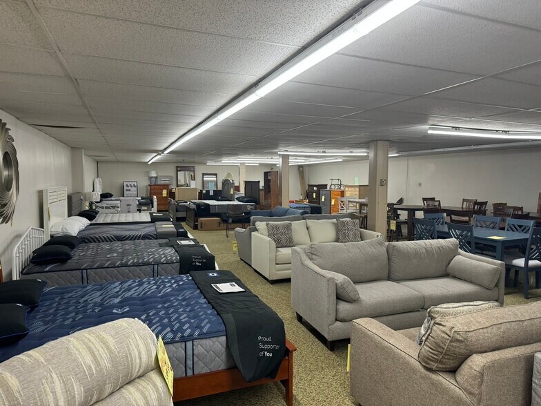 More Photos Of 900 Main St, Westbrook Freestanding For Lease