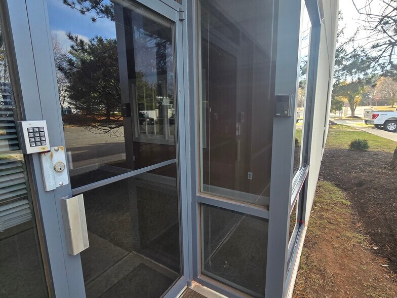 More Photos Of 44642 Guilford Dr, Ashburn Light Distribution For Lease