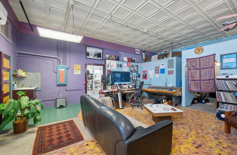 More Photos Of 1651 W Woodlawn Dr, San Antonio Storefront Retail Residential For Sale