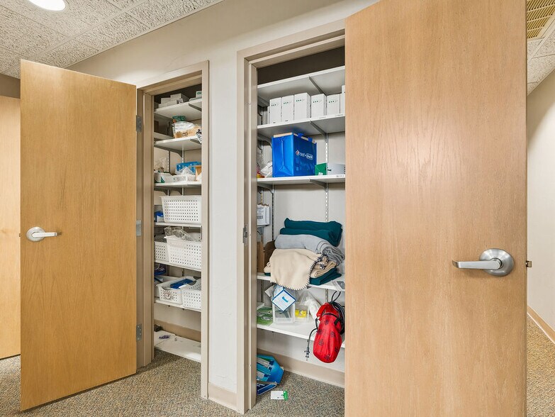 More Photos Of 931 Arlington St, Ada Office For Sale