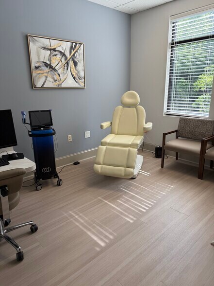 More Photos Of 10475 Medlock Bridge Rd, Johns Creek Medical For Lease