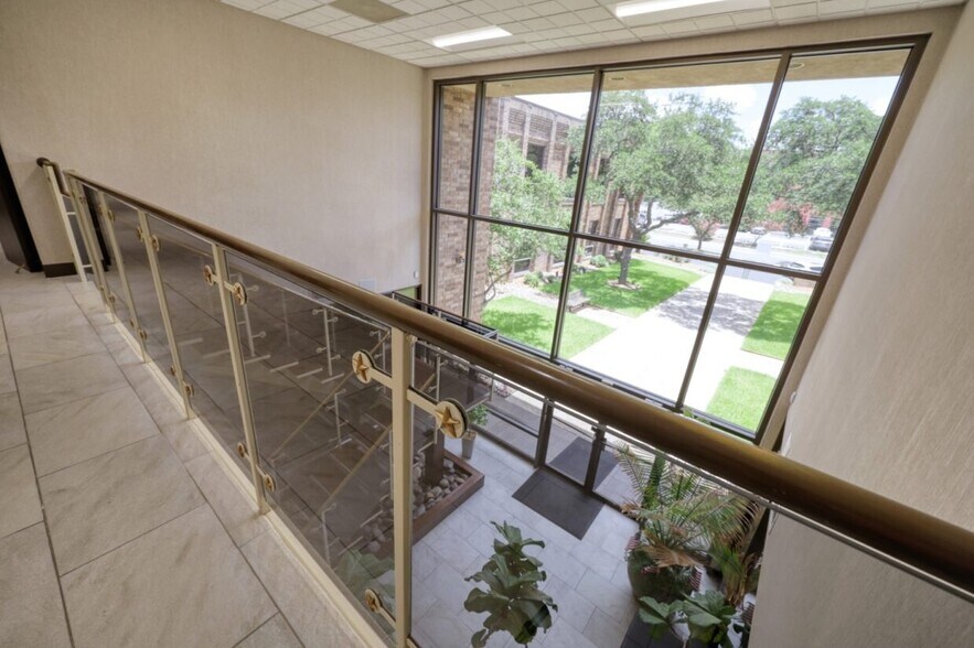 More Photos Of 2929 Mossrock Dr, San Antonio Office For Lease