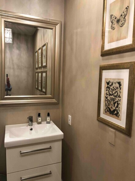 More Photos Of 450 S Beverly Dr, Beverly Hills Office For Lease