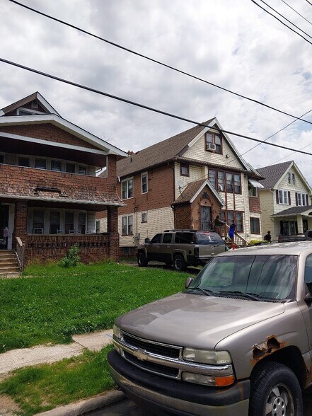 Primary Photo Of 1747 Catalpa Rd, Cleveland Apartments For Sale