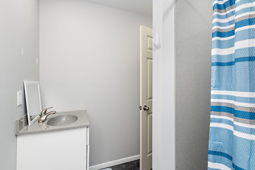 More Photos Of 121 N Folger St, Carrollton Office For Sale