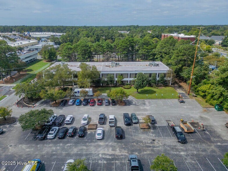 More Photos Of 5041 New Centre Dr, Wilmington Office For Sale