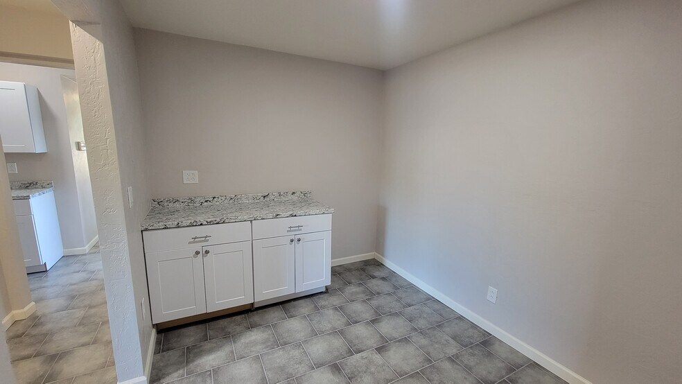 More Photos Of 1026 N Columbus Blvd, Tucson Light Manufacturing For Sale