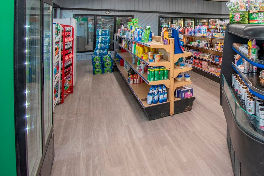 More Photos Of 7950 Wire Rd, Zephyrhills Service Station For Sale