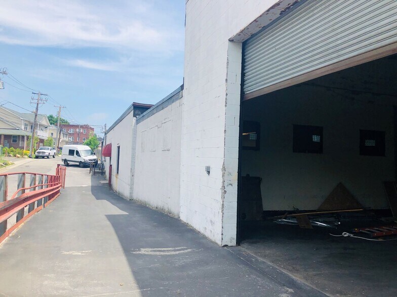 More Photos Of 100 Carney St, Glen Cove Manufacturing For Lease