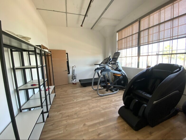 More Photos Of 405 Towne Ave, Los Angeles Showroom For Sale