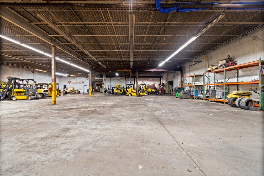 More Photos Of 60 Williams St, Grand River Warehouse For Sale