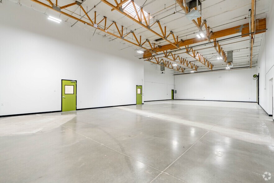 More Photos Of 240 N Sunway Dr, Gilbert Manufacturing For Lease