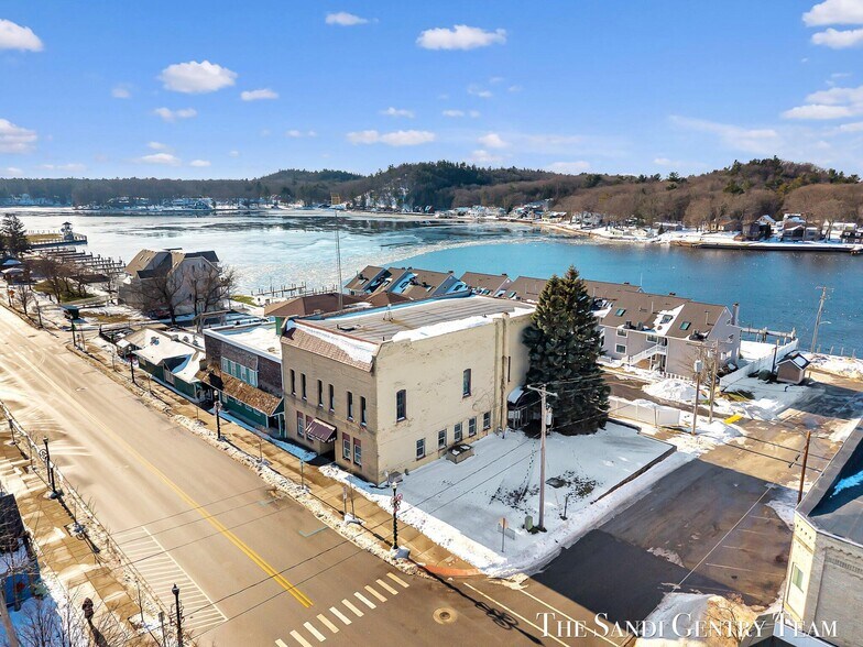 More Photos Of 327 S Hancock St, Pentwater Medical For Sale