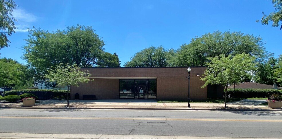 More Photos Of 9213 W Smith St, Yorktown Bank For Lease