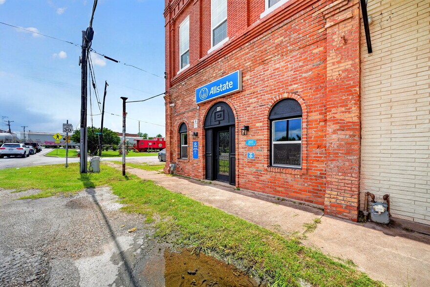 More Photos Of 201 N Bois D Arc St, Forney Storefront For Sale