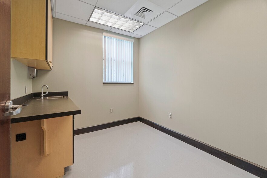 More Photos Of 191 W Plaza Dr, Mooresville Storefront Retail Office For Lease