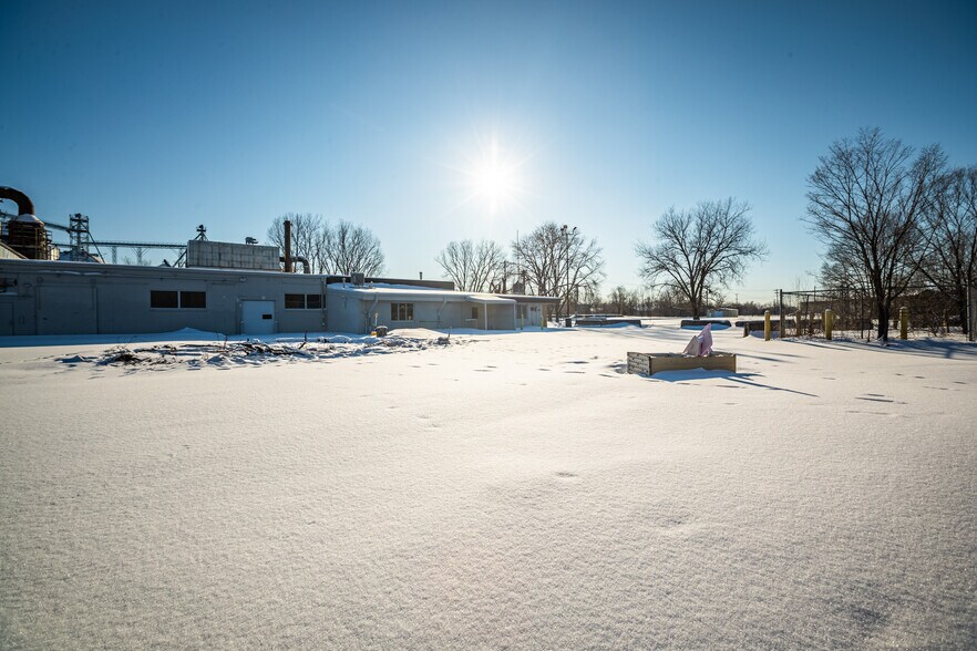 More Photos Of 445 Holton St, Sparta Warehouse For Lease