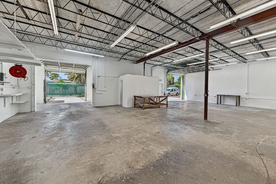 More Photos Of 900-950 NE 40th Ct, Oakland Park Warehouse For Lease