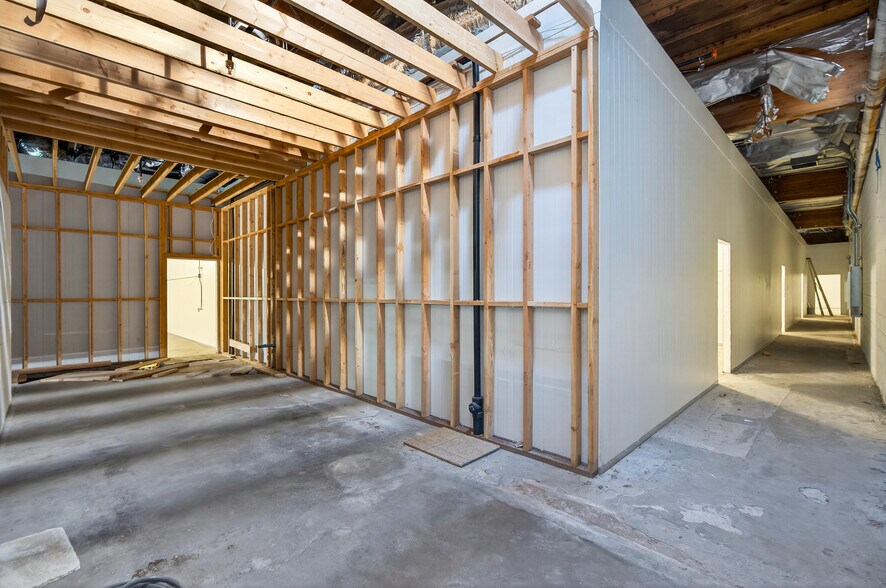 More Photos Of 11019 Penrose St, Sun Valley Manufacturing For Sale