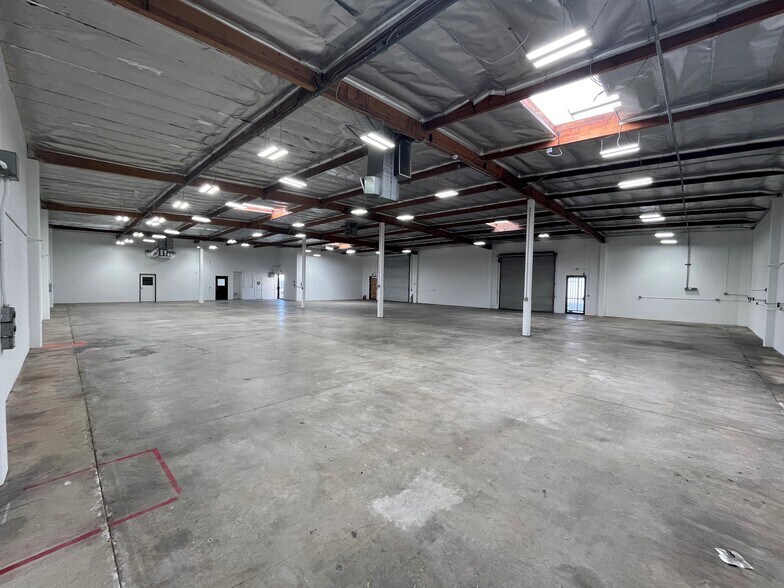 More Photos Of 7946 Alabama Ave, Canoga Park Service For Lease