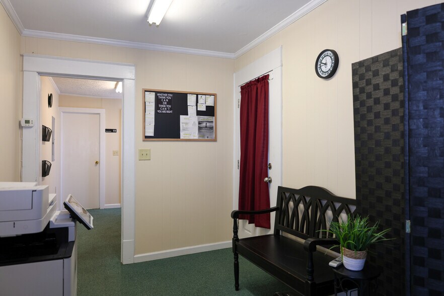 More Photos Of 1616 Blountville Blvd, Blountville Office Residential For Lease