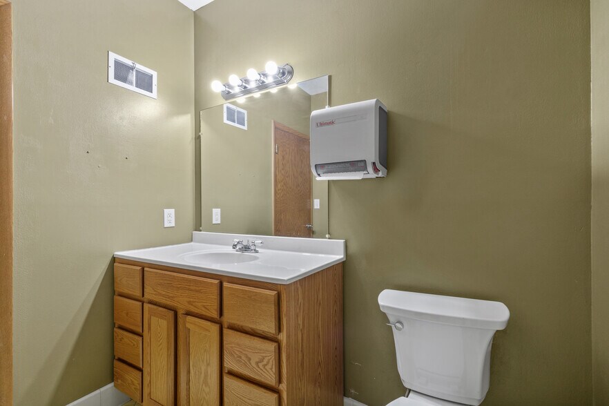 More Photos Of 7161 N 43rd St, Milwaukee Office For Sale