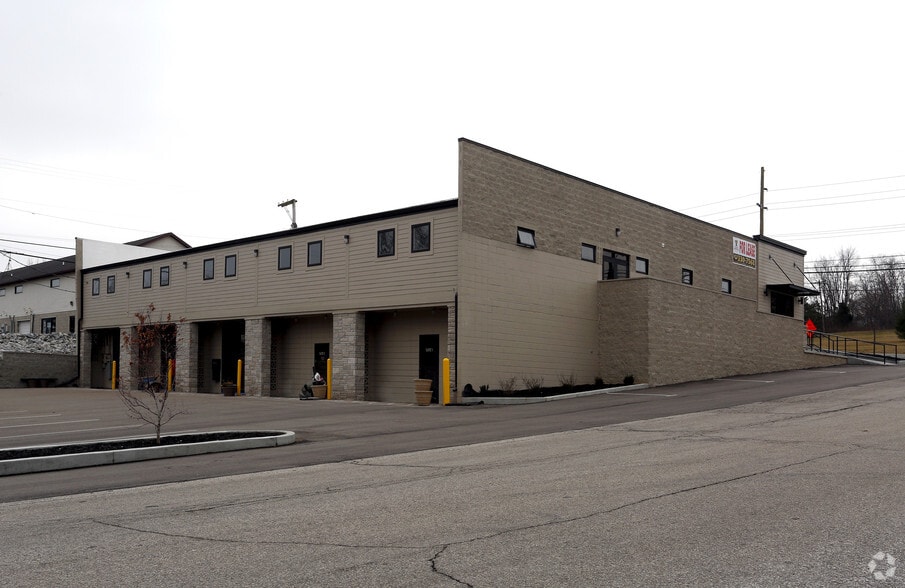 More Photos Of 924 W 17th St, Bloomington Freestanding For Lease