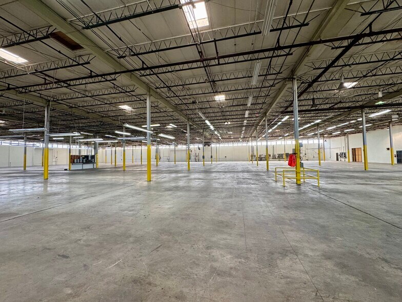 More Photos Of 1600 Nw 165th St, Miami Manufacturing For Sale