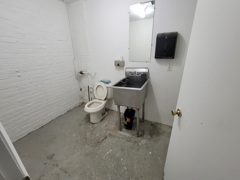 More Photos Of 272-280 Seigel St, Brooklyn General Retail For Lease