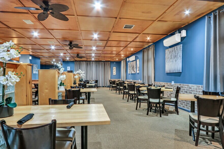 More Photos Of 2816 Route 120, Mchenry Restaurant For Sale