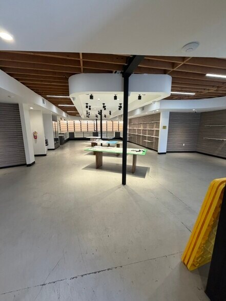 More Photos Of 10835-10845 Vanowen St, North Hollywood Warehouse For Lease