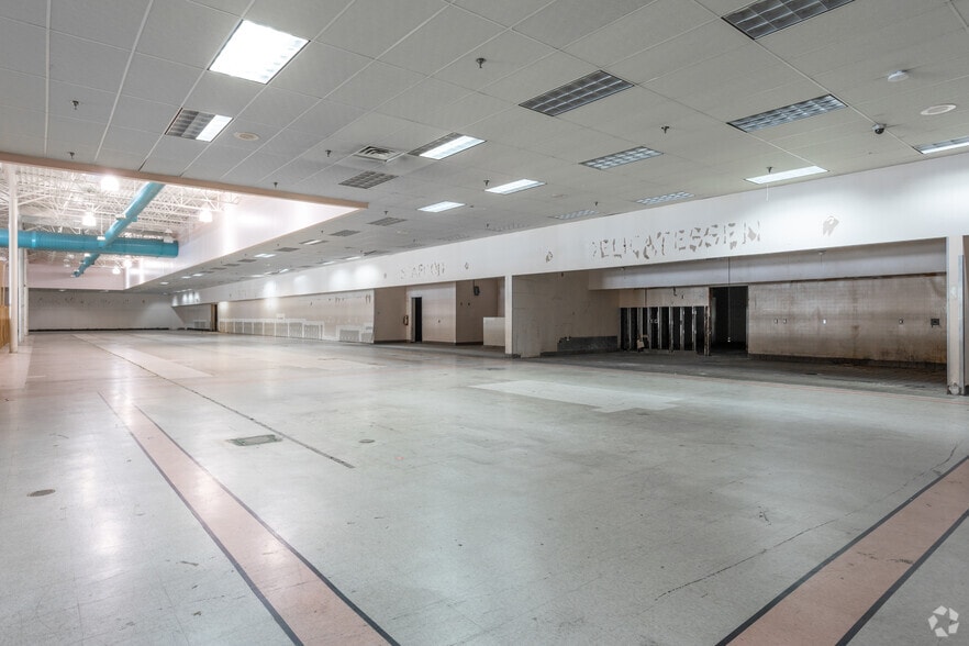 More Photos Of 1607 S Lumpkin Rd, Columbus Storefront For Lease