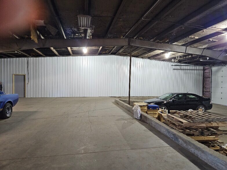 More Photos Of 1300 W Saunders St, Mount Pleasant Showroom For Lease