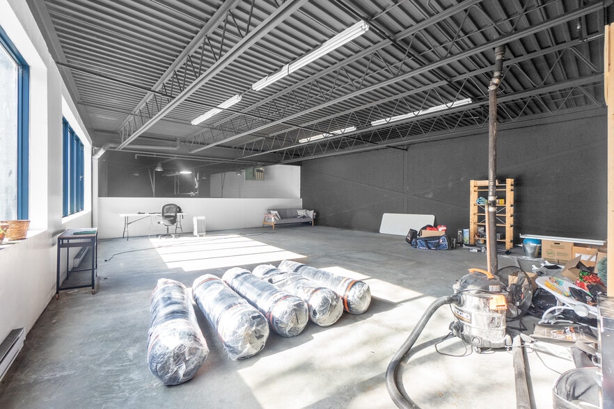 More Photos Of 403-409 Rue Saint-Roch, Montréal Warehouse For Sale