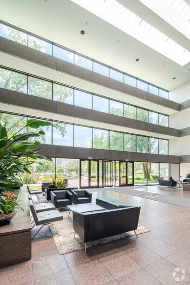 More Photos Of 215 Shuman Blvd, Naperville Office For Lease