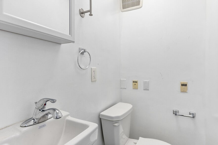 More Photos Of 3 W End, Rochelle Park Office For Lease