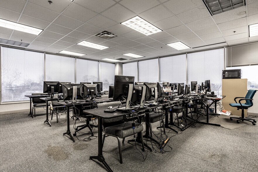 More Photos Of 777 Beachway Dr, Indianapolis Medical For Lease