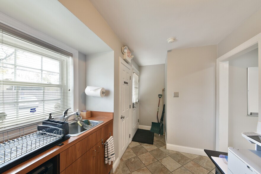 More Photos Of 12 E Mill Rd, Flourtown Medical For Lease