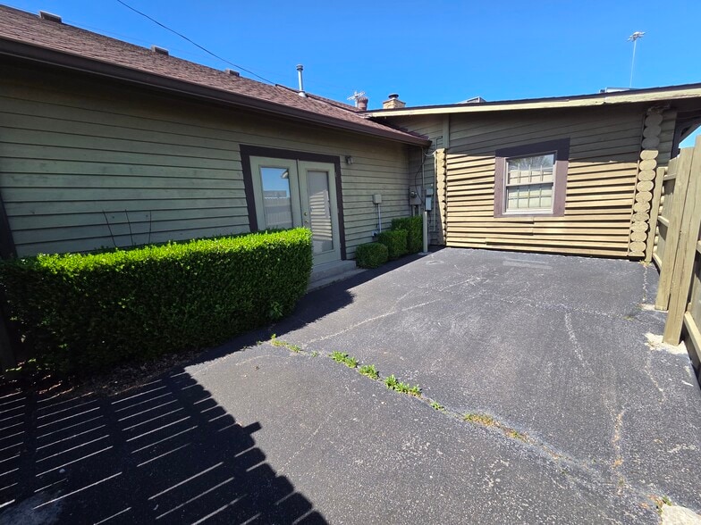 More Photos Of 352 Three Springs Rd, Bowling Green Office For Sale