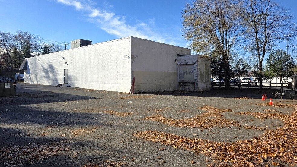 More Photos Of 185 Middle Tpke W, Manchester Freestanding For Lease