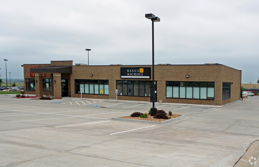 More Photos Of 2017-2021 W Foxwood Dr, Raymore Freestanding For Lease