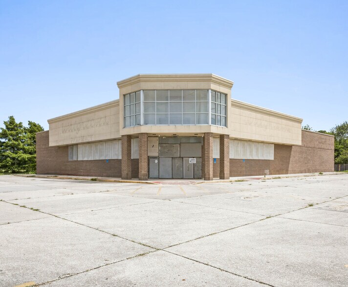 Primary Photo Of 7401 Read Blvd, New Orleans Drugstore For Sale