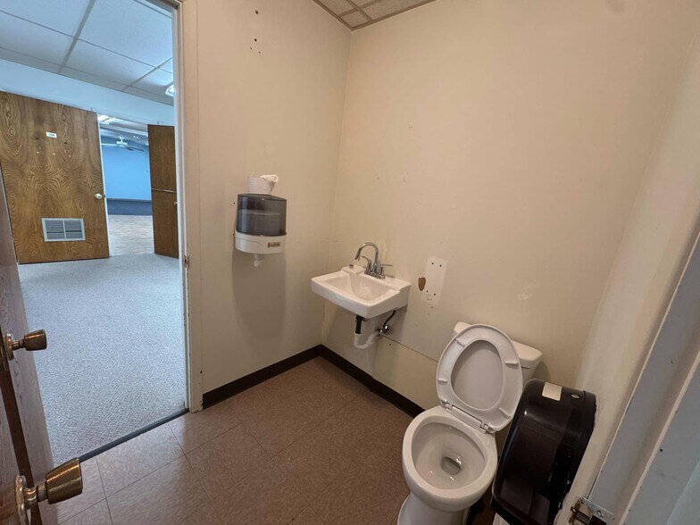 More Photos Of 1810 E Broadway Ave, Enid Flex For Sale