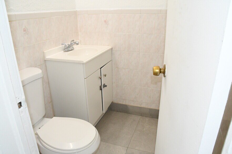 More Photos Of 1920 SW 22nd St, Miami Medical For Lease
