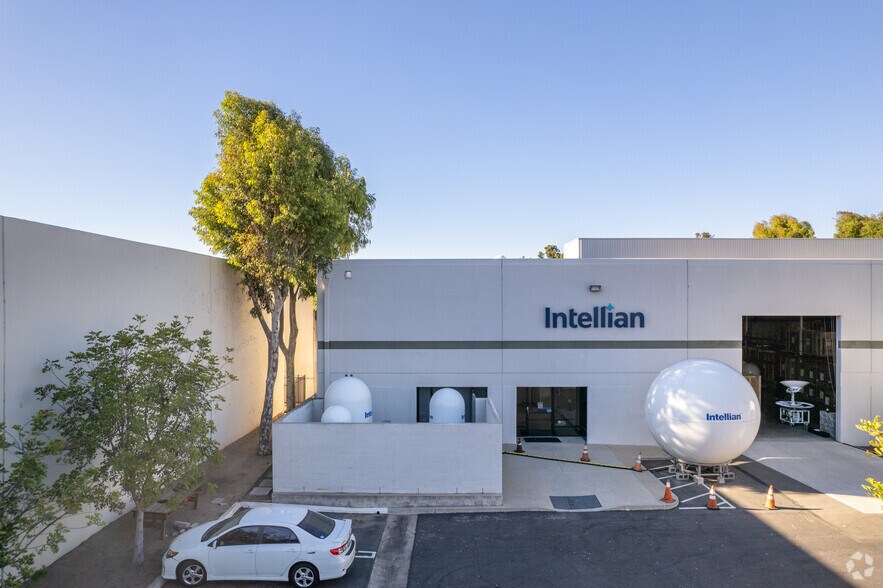 More Photos Of 11 Studebaker, Irvine Light Manufacturing For Lease