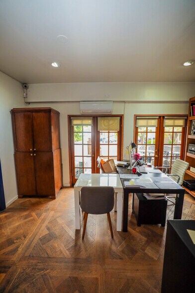 More Photos Of 616 N Robertson Blvd, West Hollywood Storefront Retail Office For Sale