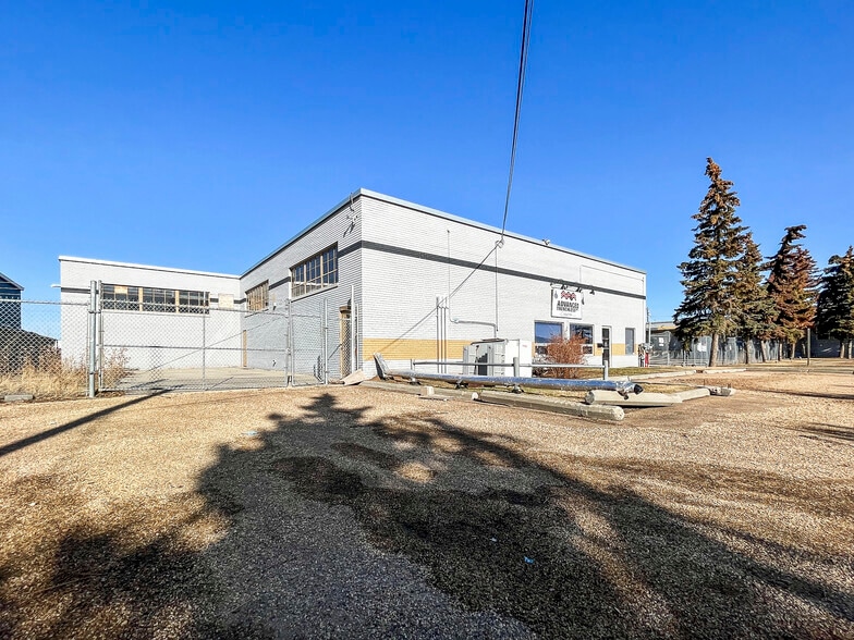 More Photos Of 11318-11320 143rd St NW, Edmonton Service For Lease