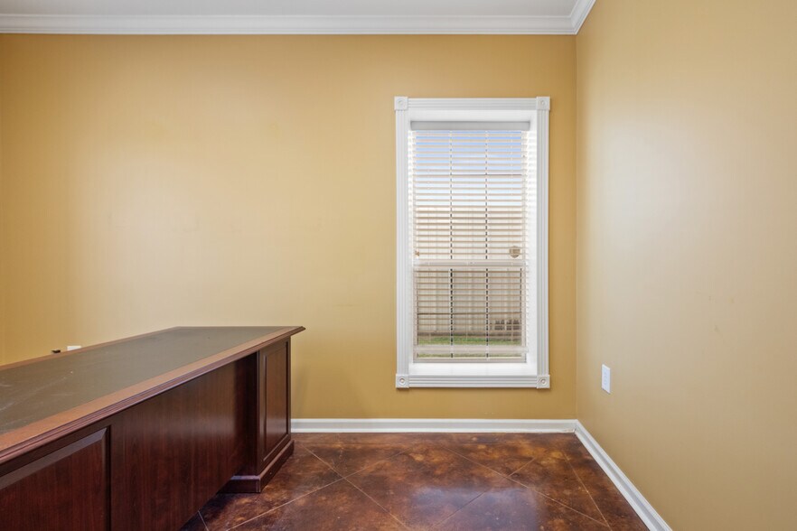 More Photos Of 106 Abigayles Row, Scott Warehouse For Sale