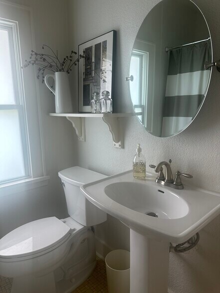 More Photos Of 1604 Nueces St, Austin Office Residential For Lease